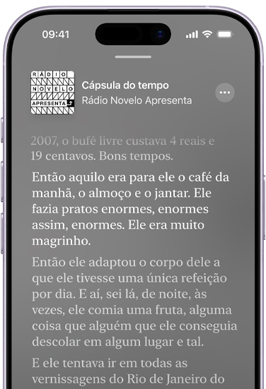 Tela do iPhone mostrando a transcrição de um episódio chamado Cápsula do tempo do podcast Rádio Novelo Apresenta, no Apple Podcasts. O texto destacado na transcrição diz: Então aquilo era para ele o café da manhã, o almoço e o jantar. Ele fazia pratos enormes, enormes assim, enormes. Ele era muito magrinho