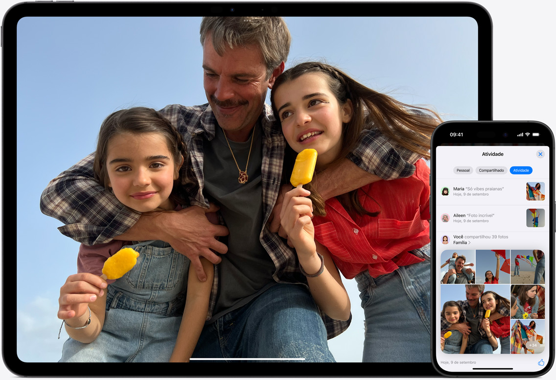Imagem que mostra o Fotos do iCloud nas telas de um iPad e um iPhone com a foto de um pai e suas duas filhas na praia
