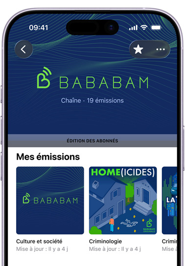 iPhone, face avant, écran montrant la chaîne The New York Times dans l’app Balados, le texte suivant s’affiche : How the news should sound, 42 émissions, une bannière Édition des abonnés s’affiche au-dessus de la section Mes émissions, qui comprend Modern Love, The Wirecutter Show et une troisième émission partiellement visible, chacune classée dans la catégorie Culture et société