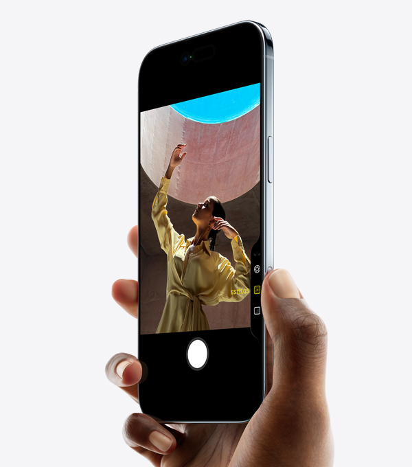 Una mano sostiene un iPhone Air con el pulgar sobre el botón de Control de la Cámara, parte frontal, parte lateral, perfil delgado, Dynamic Island, botón lateral