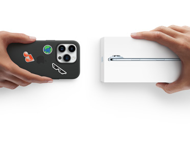 Dos manos intercambian un iPhone 13 con carcasa de silicona y stickers en la parte trasera por un nuevo iPhone Air en su caja.