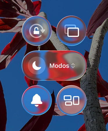 Pantalla de inicio de un iPhone a todo color con apps y widgets transparentes en Liquid Glass