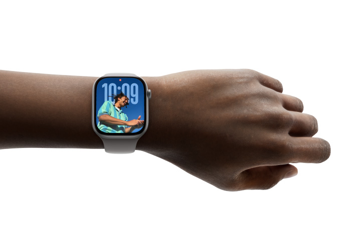 Henkilöllä on kädessään Apple Watch Series 11 Kuvat-kellotaululla