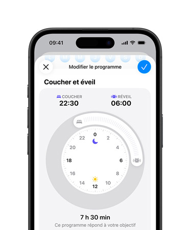 iPhone, app Santé ouverte sur programme de sommeil, heure de coucher définie à 22 h 30, heure de réveil définie à 6 h, cadran horaire centré à l’écran, objectif de 7 h 30 de sommeil atteint