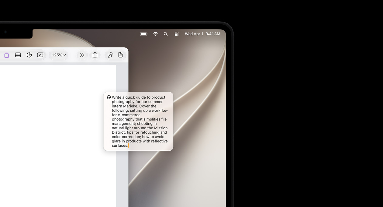 Egy MacBook Pro kijelzőjének bal felső sarka látható egy megnyitott Pages-dokumentummal, valamint a „Write with Siri” (Írás Sirivel) funkcióhoz használt, szöveg megfogalmazására vonatkozó kéréssel.