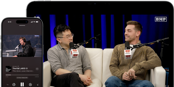 Sebuah episode podcast video diputar di layar di Apple Podcasts
