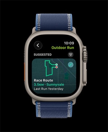 „Apple Watch Ultra 3“, natūralios spalvos, titano korpusas, lenktynių maršruto funkcija, bėgimo lauke treniruotė, dirželis, „Trail“ apyrankė, mėlynos / ryškiai mėlynos spalvos