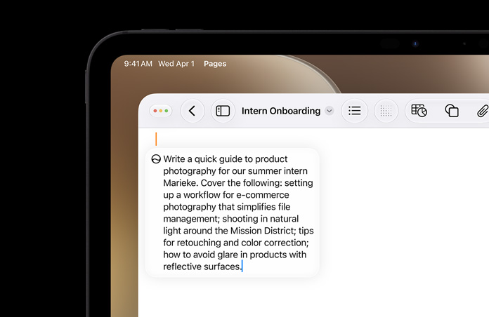 iPad 左上角部分，螢幕顯示打開的 Pages 文件，以及一段提示詞句，借助「用 Siri 寫字」功能草擬文案