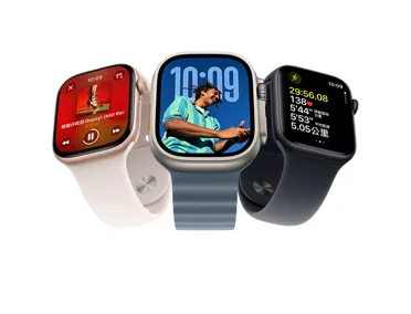 三款 Apple Watch 裝置：Apple Watch Series 11，玫瑰金色鋁金屬錶殼，螢幕顯示 Apple Music 播放列表控制項目，右側機身上有數位錶冠，搭配淡胭粉色運動型錶帶，備有銀色按插式錶扣。Apple Watch Ultra 3，原色鈦金屬錶殼，展示延伸至邊緣的顯示器，螢幕顯示照片疊覆在時間上，右側機身上有數位錶冠，搭配管狀氟橡膠材質的錨藍色海洋錶帶。Apple Watch SE 3，午夜色鋁金屬錶殼，右側外觀上有數位錶冠，螢幕顯示進階的室外跑步體能訓練測量指標