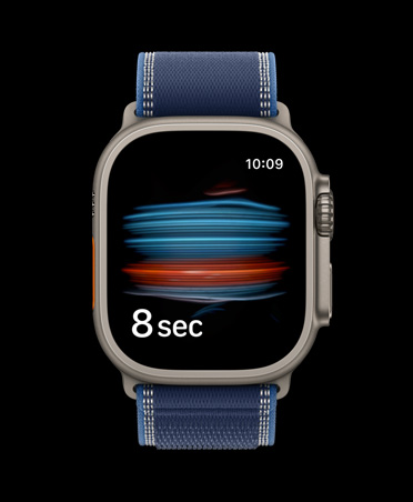 Apple Watch Ultra 3 med urkasse av naturlig titan viser en Oksygen i blodet-test i Helse-appen.