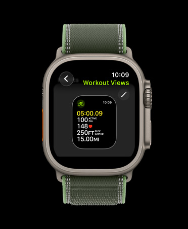 Apple Watch Ultra 3 med urkasse av naturlig titan viser tilpassingsvalg for en treningsøkt på skjermen.