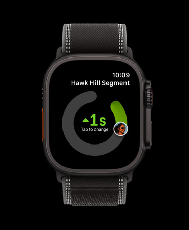 Apple Watch Ultra 3 med urkasse av svart titan og Trail Loop i svart/koksgrå viser treningsformene Outdoor Run, Outdoor Ride og Indoor Run i Strava-appen.
