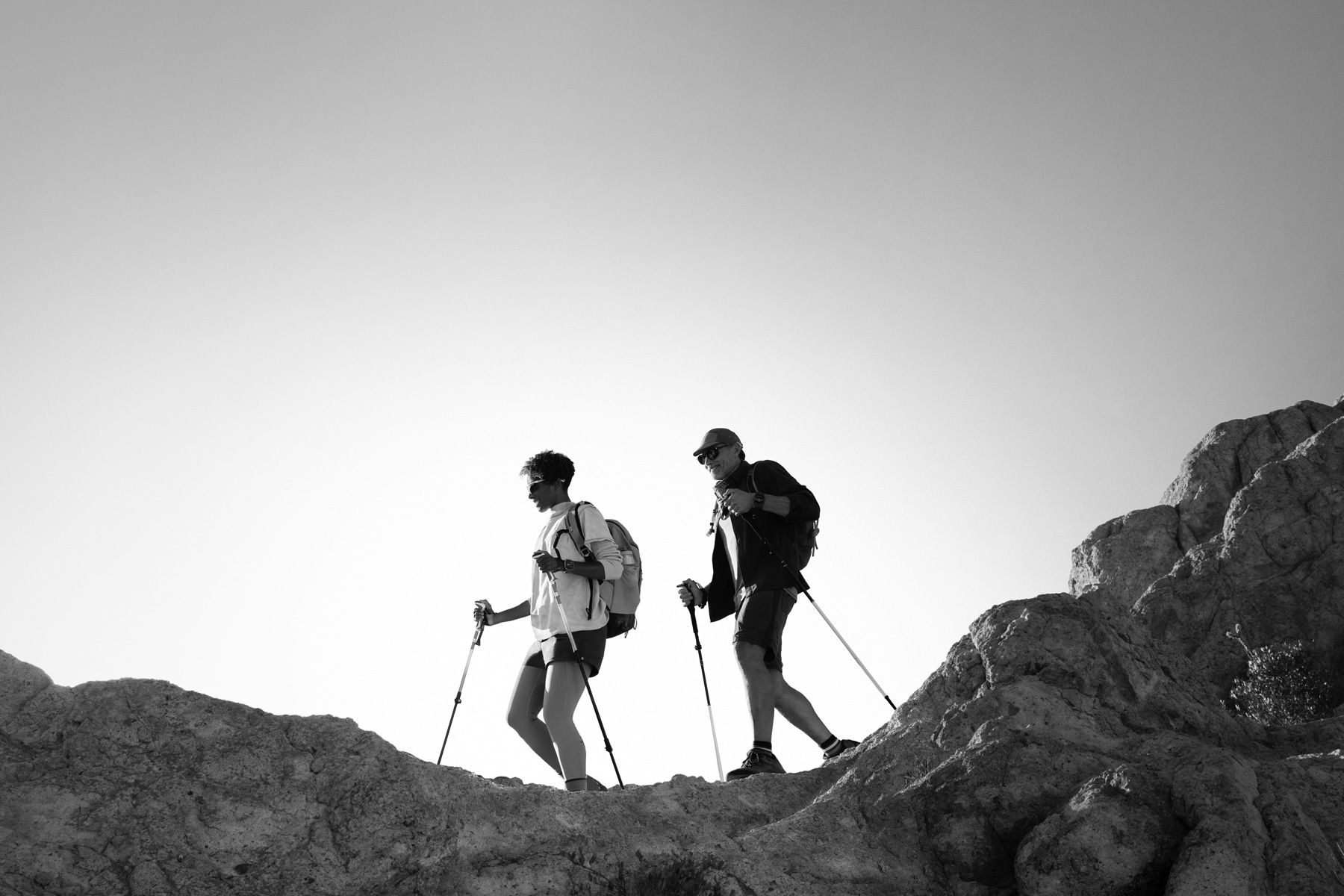To personer bruker Apple Watch Ultra 3 på fjelltur.