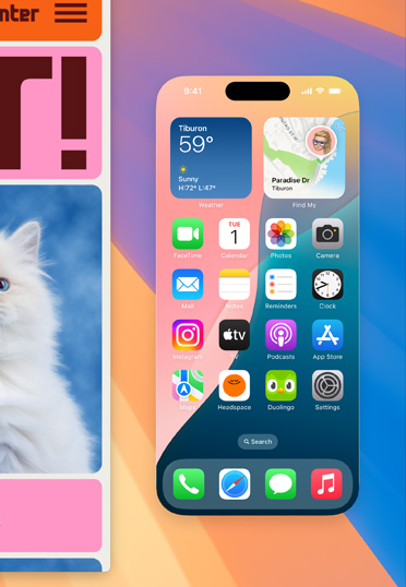 El escritorio de una MacBook muestra la pantalla de un iPhone a tamaño completo con varios widgets. A la izquierda, una ventana del navegador muestra un fondo colorido.