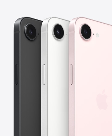Un iPhone 17e nero in orizzontale mostrato da dietro, un iPhone 17e bianco in orizzontale mostrato da dietro, un iPhone 17e rosa chiaro in orizzontale mostrato da dietro, fotocamera Fusion nella parte superiore, tasto laterale