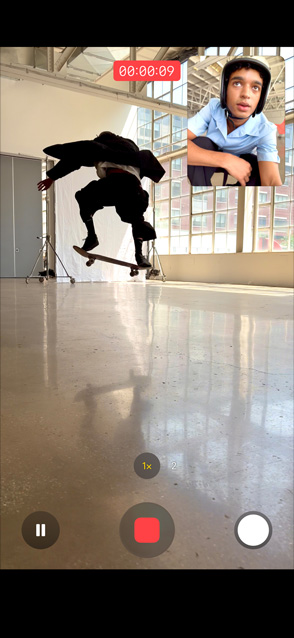 iPhone Air, fra forsiden, dobbelt opptak-funksjonen for video i bruk, med en person som tar opp video med forside- og baksidekameraet samtidig