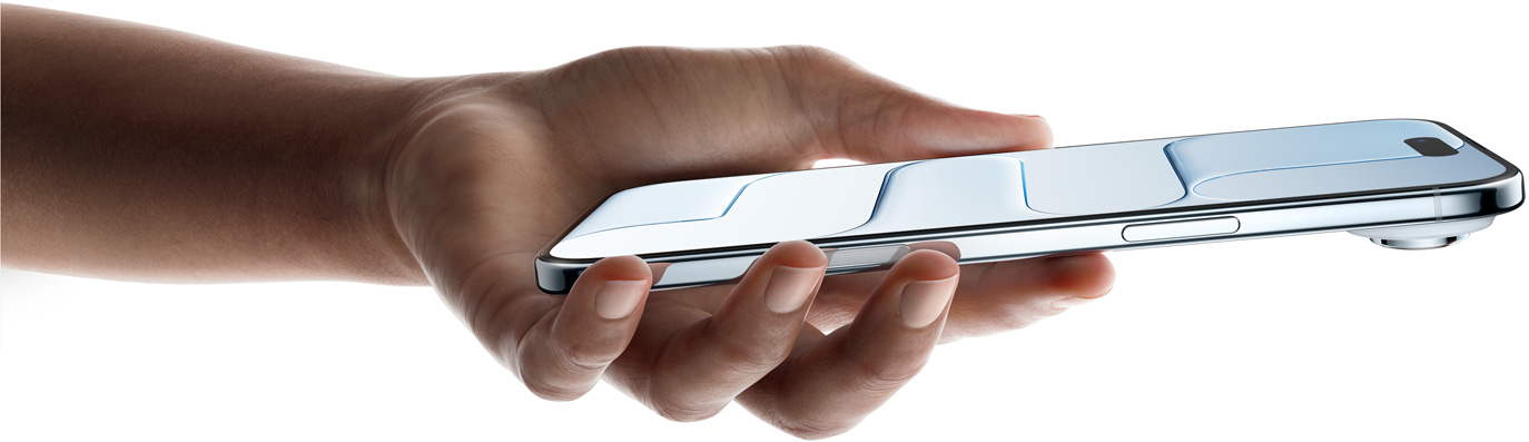 En hånd holder iPhone Air, fra forsiden, fra siden, i fargen himmelblå, usedvanlig tynn profil, Dynamic Island, knapper: sideknapp, Kamerakontroll
