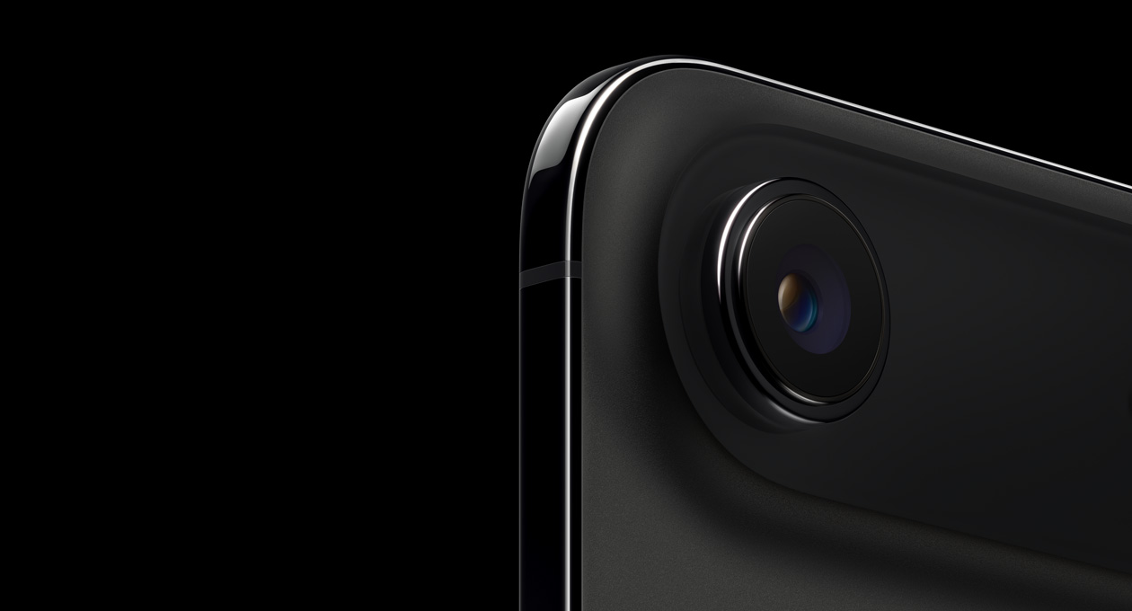 iPhone Air, fra baksiden, i fargen stellarsvart, avrundet hjørne øverst, Fusion-kamerasystem med ett objektiv