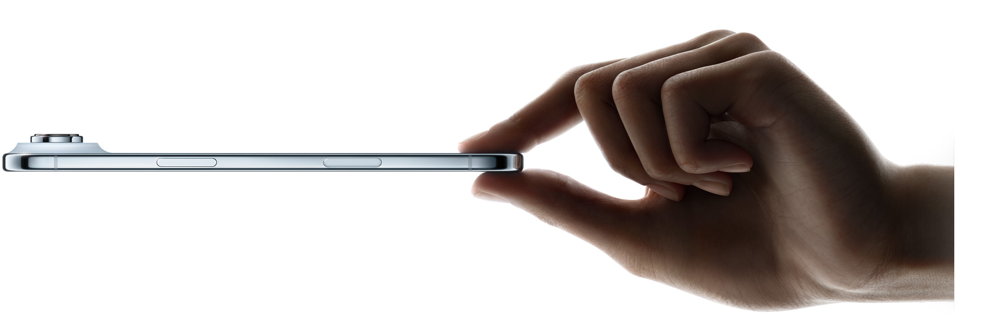En tommel og pekefinger holder iPhone Air, fra siden, i fargen himmelblå, tynn profil, Fusion-kamerasystem, knapper: sideknapp, Kamerakontroll